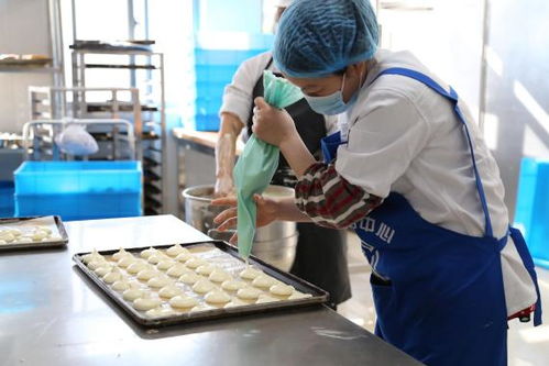 交流促提升！合肥工業(yè)大學飲食服務中心赴我校糕點廠調(diào)研學習